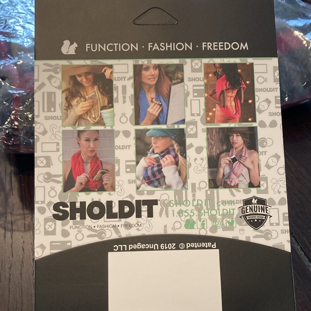 Sholdit Convertible Infinity Scarf with Pocket - Picture 4 of 8